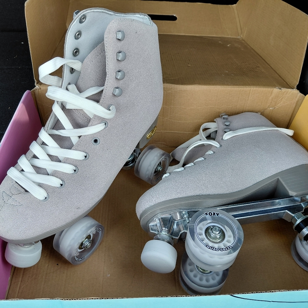 BRAND NEW (never worn) Women's Light Gray Suede Lace Up Roller Skates w/ pads